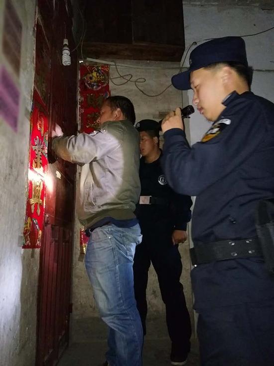 巴中粗心妈妈误将幼女锁家中 民警全城寻开锁师傅开门
